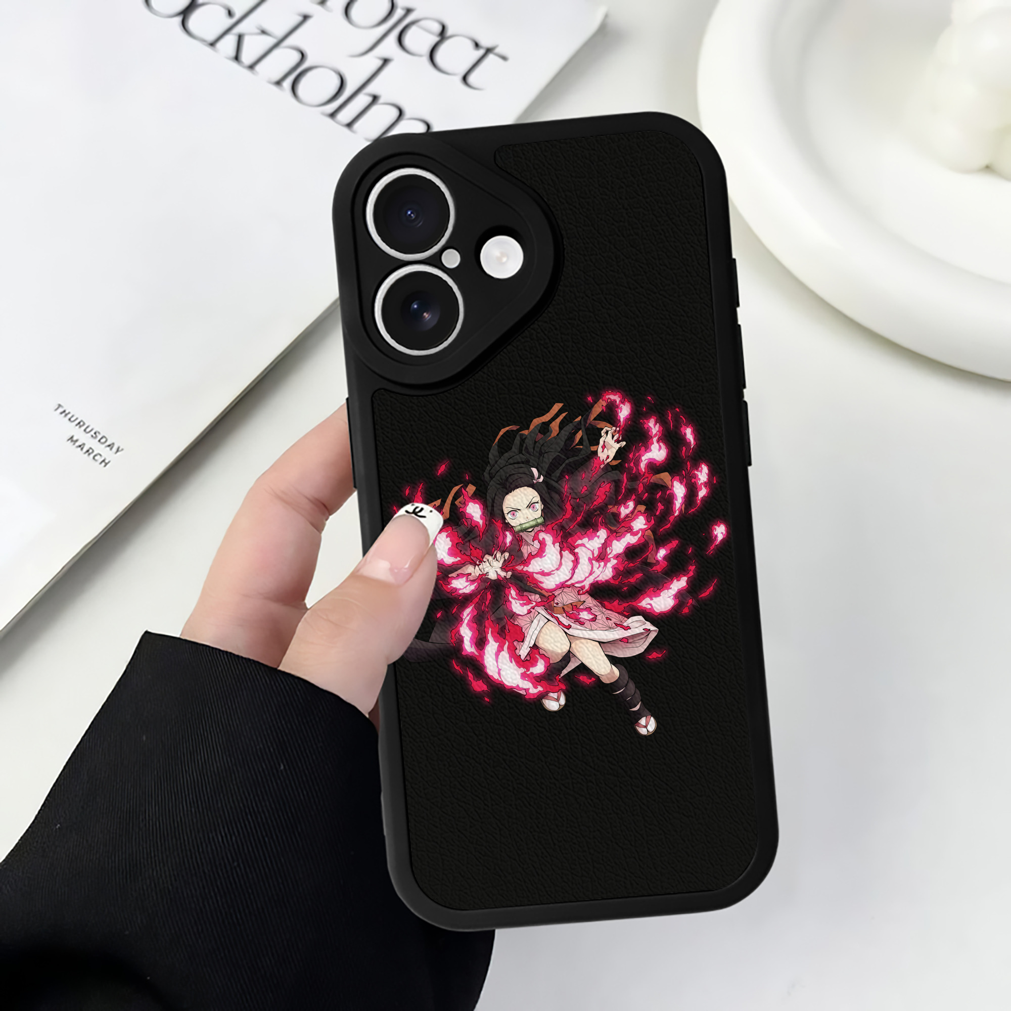 （画像用） 鬼滅の刃（きめつのやいば）竈門 禰󠄀豆子／かまど ねずこ Kamado Nezuko 【iPhone 16シリーズ対応】シリコンスマホケース（レザー調） 材質：シリコン